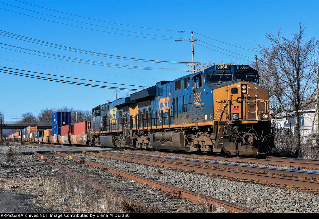 CSX 3360 on I-157